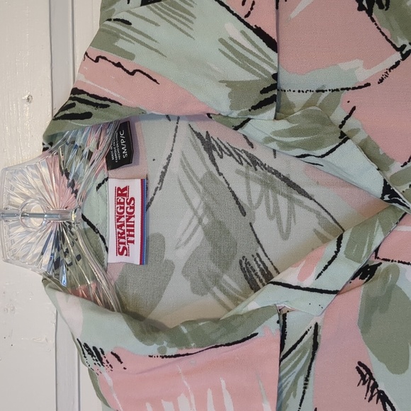 Stranger Things Official Jim Hopper Hawaiian Button Down Small Rayon Short Sleev - Picture 2 of 3